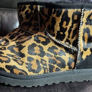 UGG Australia Women’s Leopard Print Classic Short Boots Calf Hair Sz 7 LIKE NEW